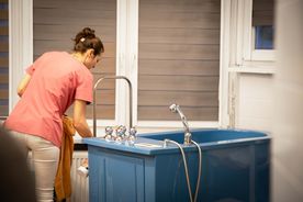 Sprzęty leczniczo-rehabilitacyjne w salach rybnickiego Ośrodka Leczenia i Rehabilitacji Dzieci im. św. Jana Pawła II 