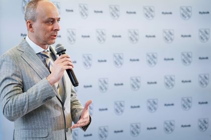  Podpisanie umowy na zakup 20 autobusów elektrycznych zasilanych wodorem w rybnickim magistracie. Umowę popisali Piotr Kuczera, Prezydent Miasta Rybnika oraz Maciej Nietopiel, Prezes Zarządu PAK-PCE Polski Autobus Wodorowy Sp. z o.o. 