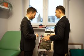 Sprzęty leczniczo-rehabilitacyjne w salach rybnickiego Ośrodka Leczenia i Rehabilitacji Dzieci im. św. Jana Pawła II 