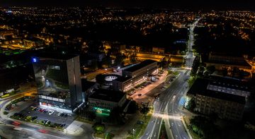 Miasto nocą z lotu ptaka