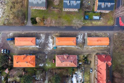 zakończone prace związane z odtworzeniem 3 nieużytkowanych budynków gospodarczych zlokalizowanych przy ul. Paderewskiego 31,33 oraz 35 