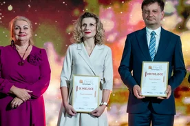 ludzie stojący na scenie, odbierający nagrody