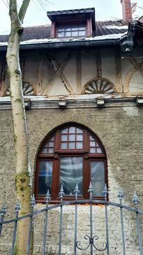 Bok zabytkowego budynku z oknem 