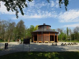 Drewniany budynek tężni solankowej, wokół zieleń parkowa