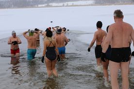 Grupa osób morsujących wchodzi zima do wody