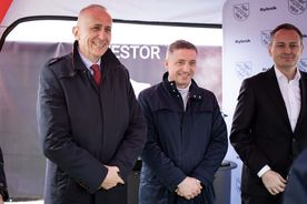 Zdjęcie przedstawia symboliczne wbicie pierwszej łopaty.