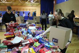 Pakowanie paczek w ramach akcji Czapka Św. Mikołaja Młodziezowej Rady Miasta Rybnika