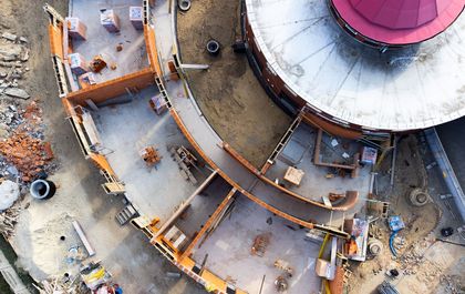 Prace budowalne przy rozbudowie przedszkola w dzielnicy Ochojec - z lotu ptaka