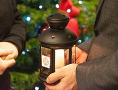 Lampion trzymany w rękach