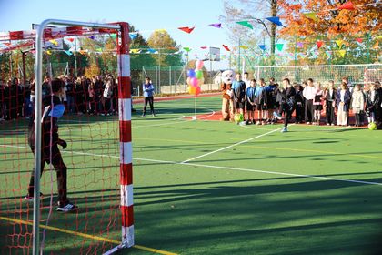 osoby na boisku sportowym