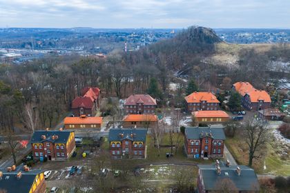 zakończone prace związane z odtworzeniem 3 nieużytkowanych budynków gospodarczych zlokalizowanych przy ul. Paderewskiego 31,33 oraz 35 