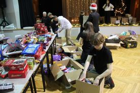 Pakowanie paczek w ramach akcji Czapka Św. Mikołaja Młodziezowej Rady Miasta Rybnika