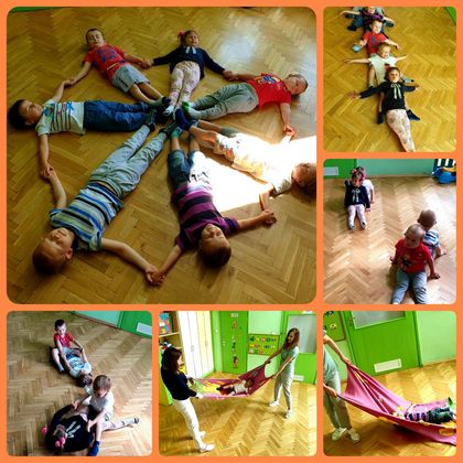 Bawiące się dzieci w sali przedszkolnej. 