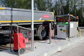 Samochód ciężarowy tankujący paliwo na stacji CNG.