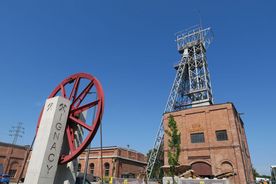 Zabytkowa kopalnia - widok na szyb i dawne koło wyciągowe szybu