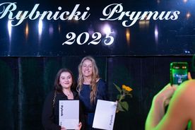 Uroczystość wręczenia na scenie nagród dla rybnickich prymusów