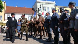 Inscenizacja historyczna grup rekonstrukcyjnych, odtwarzająca wydarzenia sprzed 100 lat, kiedy to na rybnickim rynku podpisane zostały dwa ważne dokumenty związane z przyłączeniem Śląska do Polski