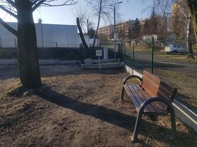 Wybieg boczna fot.RSK 9 Ogrodzony wybieg dla psów, z prawej strony ławka parkowa