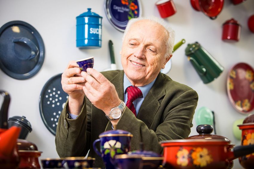 Jerzy Natkaniec na tle produkowanych w Hucie Silesia wyrobów