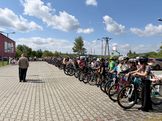 zdjęcie przedstawia dzieci na rowerach