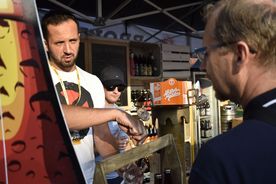 Trzech mężczyzn przy stoisku browaru rzemieślniczego.