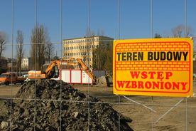 Teren budowy wielorodzinnego budynku mieszkaniowo-usługowego przy ul. Hallera 