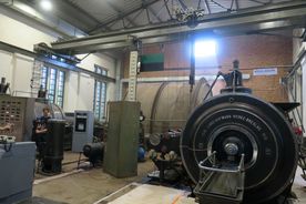 Zabytkowa kopalnia - elementy dawnej parowej maszyny wyciągowej szybu