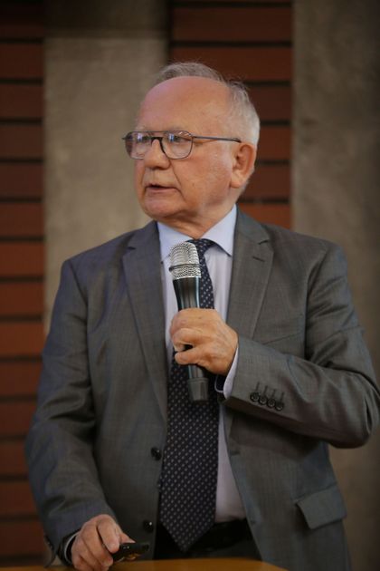 Mężczyzna przemawiający do mikrofonu. 