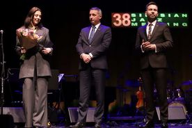 Uroczystość wręczenia nagród na scenie Teatru Ziemi Rybnickiej