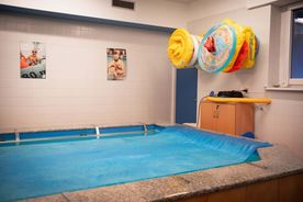 Sprzęty leczniczo-rehabilitacyjne w salach rybnickiego Ośrodka Leczenia i Rehabilitacji Dzieci im. św. Jana Pawła II 