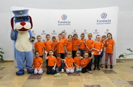 zdjęcie dzieci z maskotką policyjną