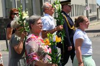 Procesja rybniczan ulicami miasta z zabytkową figurą świętego Antoniego