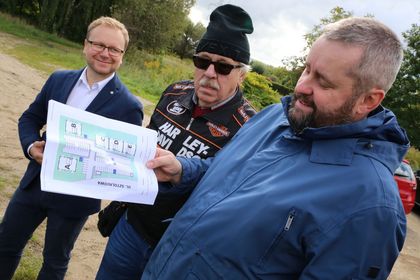 Spotkanie w dzielnicy Boguszowice Stare z udziałem prezydenta Rybnika, radnych Rady Miasta, dyrektorów miejskich jednostek oraz dziennikarzy.