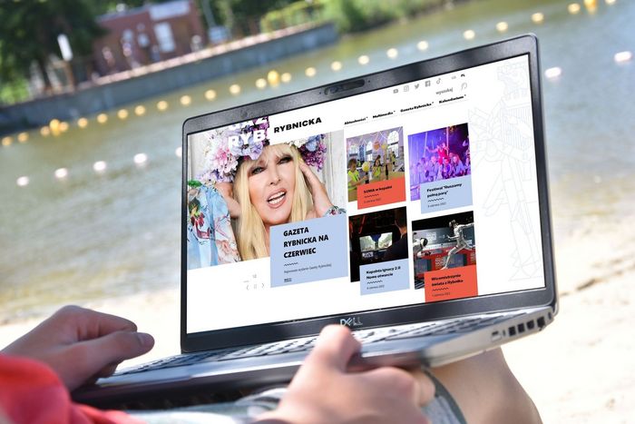 Laptop, a na jego ekranie strona główna rybnicka.eu