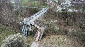 Kładka dla pieszych nad tormami kolejowymi 