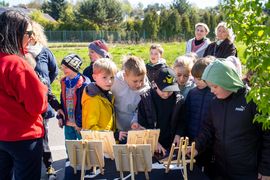 zdjęcie przedstawia dzieci