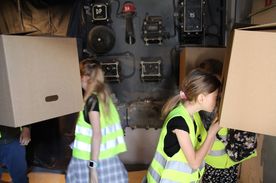 Dzieci uczestniczące różnego rodzaju zajęciach i doświadczeniach w trakcie Festwalu Nauki