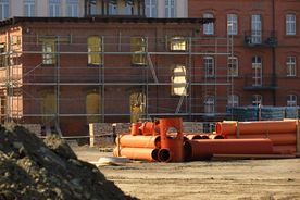 Modernizacja zabytkowych budynków z cegły przy ulicy Hallera