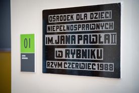 Sprzęty leczniczo-rehabilitacyjne w salach rybnickiego Ośrodka Leczenia i Rehabilitacji Dzieci im. św. Jana Pawła II 