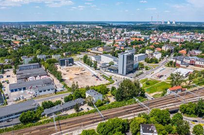 Rybnik z lotu ptaka, widok na Plac Armii Krajowej, okoliczne budynki i przestrzeń przeznaczona na powierzchnie biurowe prywatnych inwestorów