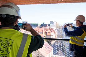 Briefing prasowy na terenie nowego budynku mieszkalnego TBS w Rybniku