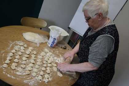 Rybnickie seniorki-wolontariuszki, przygotowujące potrawy świąteczne na „Wspólny Stół”.