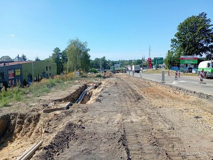 Zdjęcie przedstawia drogę w przebudowie.