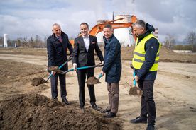 Zdjęcie przedstawia symboliczne wbicie pierwszej łopaty.