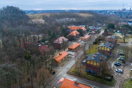zakończone prace związane z odtworzeniem 3 nieużytkowanych budynków gospodarczych zlokalizowanych przy ul. Paderewskiego 31,33 oraz 35 