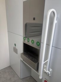 Zdjęcie przedstawia toaletę publiczną na placu wolności