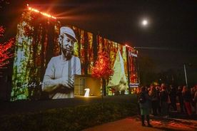 Wieczorny mapping na ścianie Galerii Sztuki Rzeczna