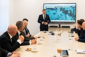 Spotkanie przy stole konferencyjnym przedstawicieli Grupy PGE, Miasta Rybnik i PGNiG TERMIKA S.A. 