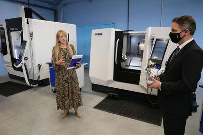 Kobieta i mężczyzna stojący na tle sprzętu elektronicznego w nowocześnie wyposażonej pracowni kształcenia zawodowego 