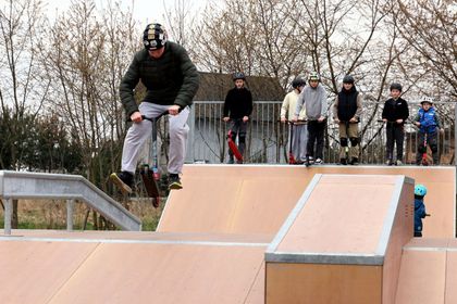 Dzieci zjeżdżające po rampie